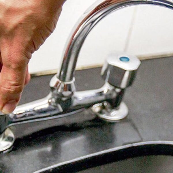 El agua no se corta con un decreto